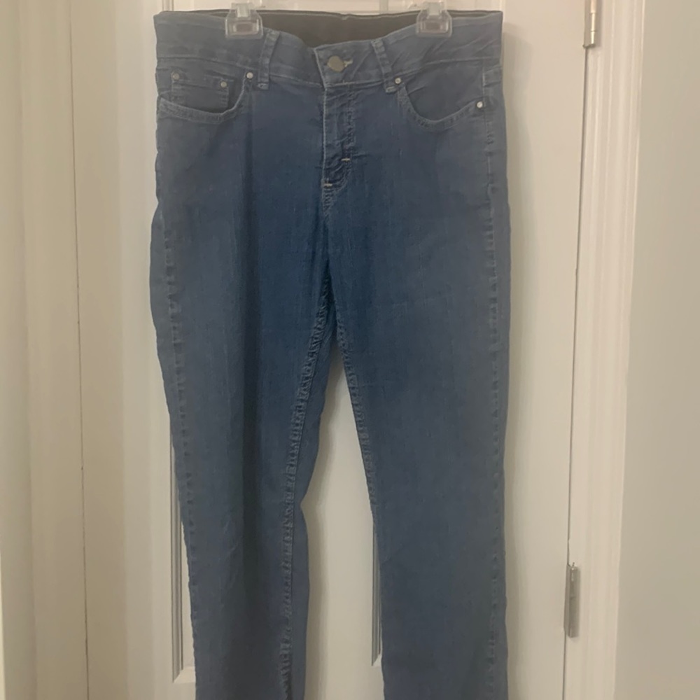 Lee Riders size 8 straight leg jeans with stretch comfort waist